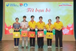 Nhiều trường đại học trao học bổng, hỗ trợ vé xe, lì xì cho người học nhân dịp Tết Nguyên đán 2026