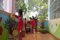 Các bé thực hành tưới cây, bảo vệ môi trường.