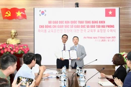 Giám đốc Sở GD&ĐT Hải Phòng nhận bằng khen của Bộ Giáo dục Hàn Quốc
