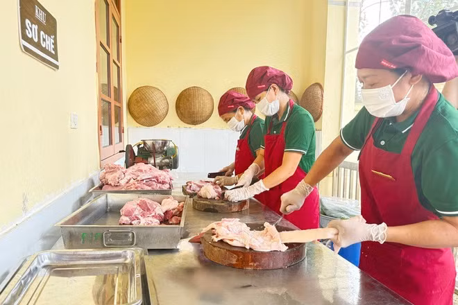 Sở GD&ĐT Hà Nội yêu cầu trường học rà soát đầu mối cung cấp thực phẩm, sữa, suất ăn phục vụ học sinh