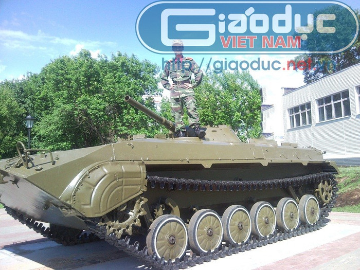 Chiến sỹ trẻ Phạm Cường - du học viên Việt Nam cùng với xe bọc thép huấn luyện của Nga Chiến sỹ trẻ Phạm Cường - du học viên Việt Nam cùng với xe bọc thép huấn luyện của Nga