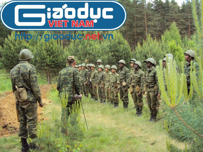 Buổi huấn luyện thực tế của các học viên Việt Nam và quốc tế ngoài thao trường Buổi huấn luyện thực tế của các học viên Việt Nam và quốc tế ngoài thao trường