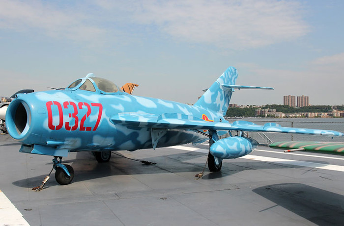 MiG-17 là tiêm kích phản lực cận âm được Liên Xô viện trợ cho Việt Nam sử dụng trong kháng chiến chống Mỹ. Tuy MiG-17 thua kém về mọi mặt so với tiêm kích Mỹ nhưng với “bàn tay tài tình, bộ óc sáng tạo, sự mưu trí dũng cảm” của phi công Việt Nam đã lập nên nhiều kỳ tích bắn hạ nhiều máy bay tối tân của Mỹ. MiG-17 là tiêm kích phản lực cận âm được Liên Xô viện trợ cho Việt Nam sử dụng trong kháng chiến chống Mỹ. Tuy MiG-17 thua kém về mọi mặt so với tiêm kích Mỹ nhưng với “bàn tay tài tình, bộ óc sáng tạo, sự mưu trí dũng cảm” của phi công Việt Nam đã lập nên nhiều kỳ tích bắn hạ nhiều máy bay tối tân của Mỹ.
