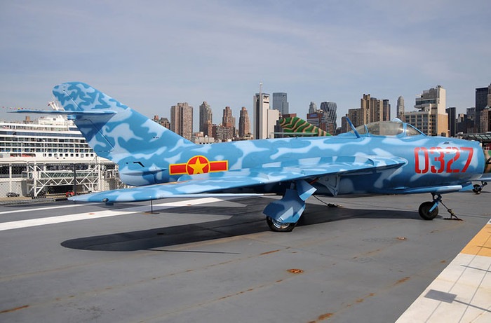Các bảo tàng ở Mỹ thường có truyền thống lưu giữ các hiện vật liên quan tới cuộc chiến tranh giữa Mỹ với nước khác (gồm cả với Việt Nam). Vì thế, người Mỹ trưng bày nhiều mẫu hiện vật tiêm kích MiG-17, MiG-19, MiG-21 sơn phù hiệu Không quân Nhân dân Việt Nam. Tất nhiên, tất cả số máy bay này đều được mua từ các nước Đông Âu rồi sơn đổi màu, phù hiệu Việt Nam. Trong ảnh là tiêm kích phản lực MiG-17 sơn phù hiệu Không quân Nhân dân Việt Nam trên boong phóng tàu sân bay USS Intrepid (CV-11) neo đậu tại thành phố New York. Các bảo tàng ở Mỹ thường có truyền thống lưu giữ các hiện vật liên quan tới cuộc chiến tranh giữa Mỹ với nước khác (gồm cả với Việt Nam). Vì thế, người Mỹ trưng bày nhiều mẫu hiện vật tiêm kích MiG-17, MiG-19, MiG-21 sơn phù hiệu Không quân Nhân dân Việt Nam. Tất nhiên, tất cả số máy bay này đều được mua từ các nước Đông Âu rồi sơn đổi màu, phù hiệu Việt Nam. Trong ảnh là tiêm kích phản lực MiG-17 sơn phù hiệu Không quân Nhân dân Việt Nam trên boong phóng tàu sân bay USS Intrepid (CV-11) neo đậu tại thành phố New York.