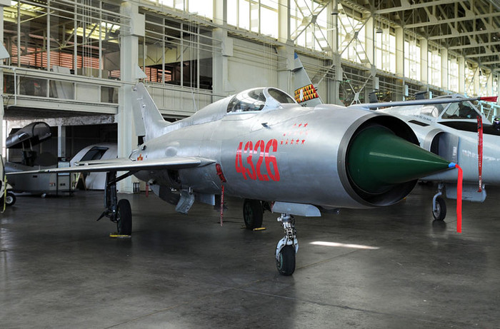 Hiện nay tại Bảo tàng Phòng không – Không quân Việt Nam trưng bày chiếc MiG-21 số hiệu 4326 lập 13 chiến công bắn hạ 13 máy bay Mỹ. Và người Mỹ cũng cố gắng “mô phỏng” chiếc MiG-21 đặc biệt này từ việc mua lại một chiếc MiG-21 tương tự từ Bảo tàng Anh và sơn đổi màu, cùng với 13 sao đỏ trên mũi. Hiện nay, chiếc MiG-21 này được trưng bày tại Bảo tàng Hàng không Thái Bình Dương (bang Hawaii). Hiện nay tại Bảo tàng Phòng không – Không quân Việt Nam trưng bày chiếc MiG-21 số hiệu 4326 lập 13 chiến công bắn hạ 13 máy bay Mỹ. Và người Mỹ cũng cố gắng “mô phỏng” chiếc MiG-21 đặc biệt này từ việc mua lại một chiếc MiG-21 tương tự từ Bảo tàng Anh và sơn đổi màu, cùng với 13 sao đỏ trên mũi. Hiện nay, chiếc MiG-21 này được trưng bày tại Bảo tàng Hàng không Thái Bình Dương (bang Hawaii).