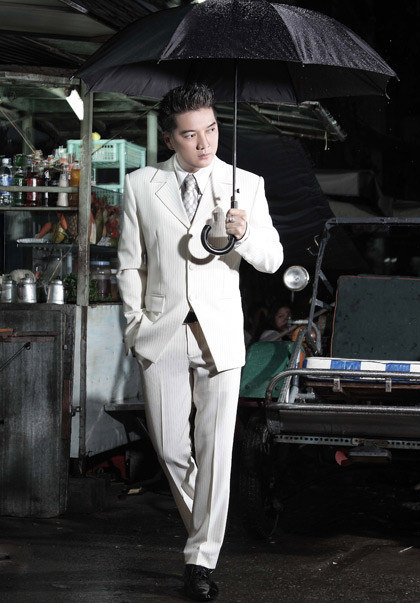 Đàm Vĩnh Hưng tiếp lời: “Và khách dự đám cưới là ai, là những khán giả vẫn thường xem, thường nghe mình hàng đêm, hàng ngày trên TV, trên sân khấu… chứ có là ai khác đâu? Chẳng phải từ Jennifer Lopez đến Celine Dion, rồi cả Lưu Đức Hoa… cũng từng nhận lời hát tại những bữa tiệc riêng sao? Vui mà, đâu có gì là xấu đâu!” (Theo Đẹp online) >Choáng với cát-xê hát đám cưới 8, 13, 21, 25 tỉ đồng! Đàm Vĩnh Hưng tiếp lời: “Và khách dự đám cưới là ai, là những khán giả vẫn thường xem, thường nghe mình hàng đêm, hàng ngày trên TV, trên sân khấu… chứ có là ai khác đâu? Chẳng phải từ Jennifer Lopez đến Celine Dion, rồi cả Lưu Đức Hoa… cũng từng nhận lời hát tại những bữa tiệc riêng sao? Vui mà, đâu có gì là xấu đâu!” (Theo Đẹp online) >Choáng với cát-xê hát đám cưới 8, 13, 21, 25 tỉ đồng!