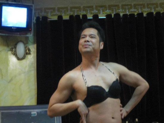 Mê tập thể thao và luôn tự hào về body kiến càng, Ngọc Sơn không ngần ngại khoe cơ bắp, bất chấp việc bị gắn mác phản cảm hay thậm chí là “bệnh hoạn”. Mới đây, “ông vua nhạc sến” lại khiến cư dân mạng một phen choáng váng khi đăng một tấm hình mặc áo lót khoe body trên trang cá nhân. Ngay sau khi đăng tải, bức hình này đã thu hút sự quan tâm của đông đảo blogger. (Theo Xzone)