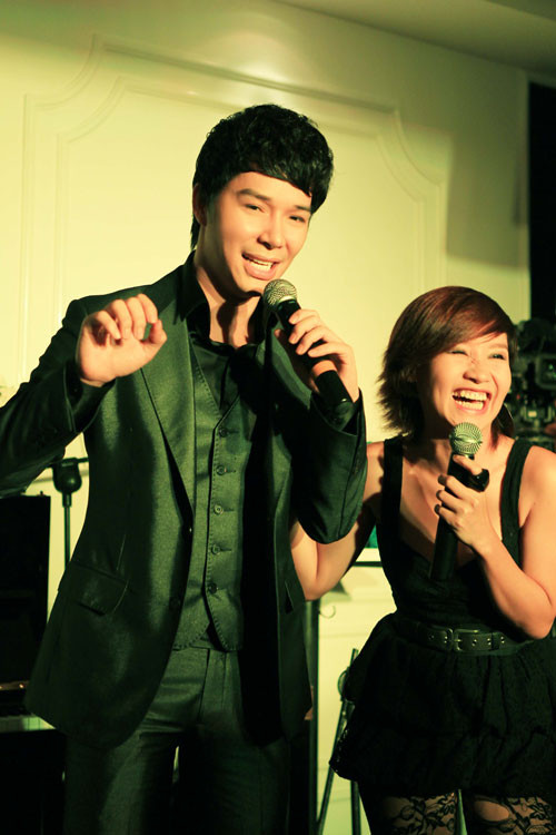 Trong đêm nhạc này, Mai Khôi là ca sĩ khách mời duy nhất của chàng ca sĩ đào hoa. Vốn là những người bạn rất thân thiết ngoài đời, nữ ca sĩ Việt Nam và Nathan Lee đã trình bày những ca khúc Mãi như bây giờ, Let it be me .. . rất ngọt và rất tình. Trong đêm nhạc này, Mai Khôi là ca sĩ khách mời duy nhất của chàng ca sĩ đào hoa. Vốn là những người bạn rất thân thiết ngoài đời, nữ ca sĩ Việt Nam và Nathan Lee đã trình bày những ca khúc Mãi như bây giờ, Let it be me .. . rất ngọt và rất tình.