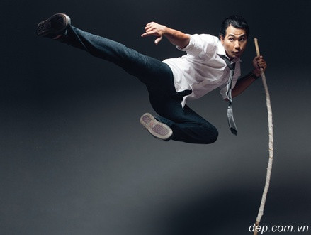 Trong “Thiên mệnh anh hùng”, Huỳnh Đông vào vai một anh chàng quả cảm, giỏi võ và chinh phục được nàng Hoa Xuân xinh đẹp. Nhưng trong suốt thời gian làm phim, Huỳnh Đông luôn bị ám ảnh bởi nỗi sợ “mang tên”: tập bay. (Theo Đẹp online)