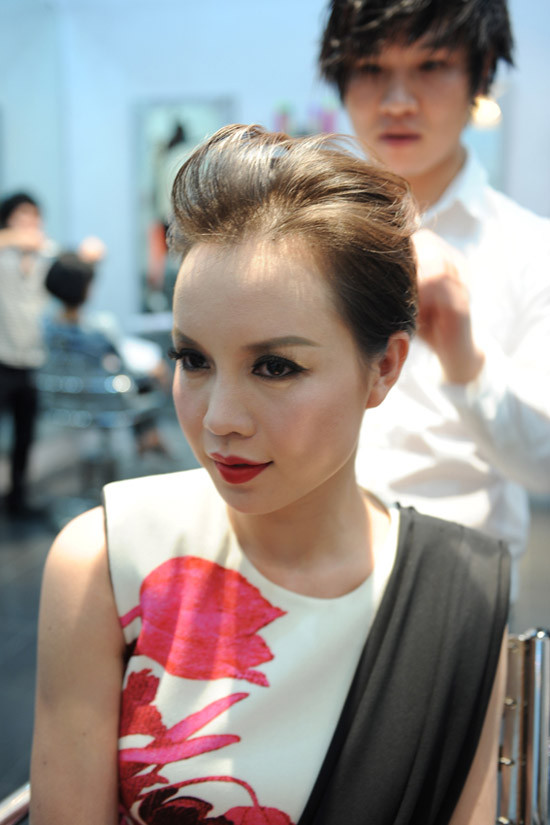 Ngọc Oanh thu hút những người xung quanh bởi cách nói chuyện hài hước, thân thiện và vẻ mặt luôn ánh lên nét thông minh rạng ngời Ngọc Oanh thu hút những người xung quanh bởi cách nói chuyện hài hước, thân thiện và vẻ mặt luôn ánh lên nét thông minh rạng ngời