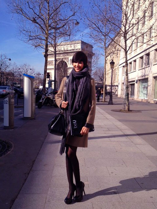 Đặt chân đến Paris từ hôm 12/3 nhưng phải tới hôm qua, Hoàng Thùy mới có cơ hội chính thức được dạo quanh thành phố Paris, thăm thú những địa điểm nổi tiếng nhất nơi đây. Chia sẻ thông tin trên trang cá nhân, Quán quân Vietnam's Next Top Model cho biết, cô rất vui vì đi đâu cũng có người nhận ra mình. (Theo Infonet) Đặt chân đến Paris từ hôm 12/3 nhưng phải tới hôm qua, Hoàng Thùy mới có cơ hội chính thức được dạo quanh thành phố Paris, thăm thú những địa điểm nổi tiếng nhất nơi đây. Chia sẻ thông tin trên trang cá nhân, Quán quân Vietnam's Next Top Model cho biết, cô rất vui vì đi đâu cũng có người nhận ra mình. (Theo Infonet)
