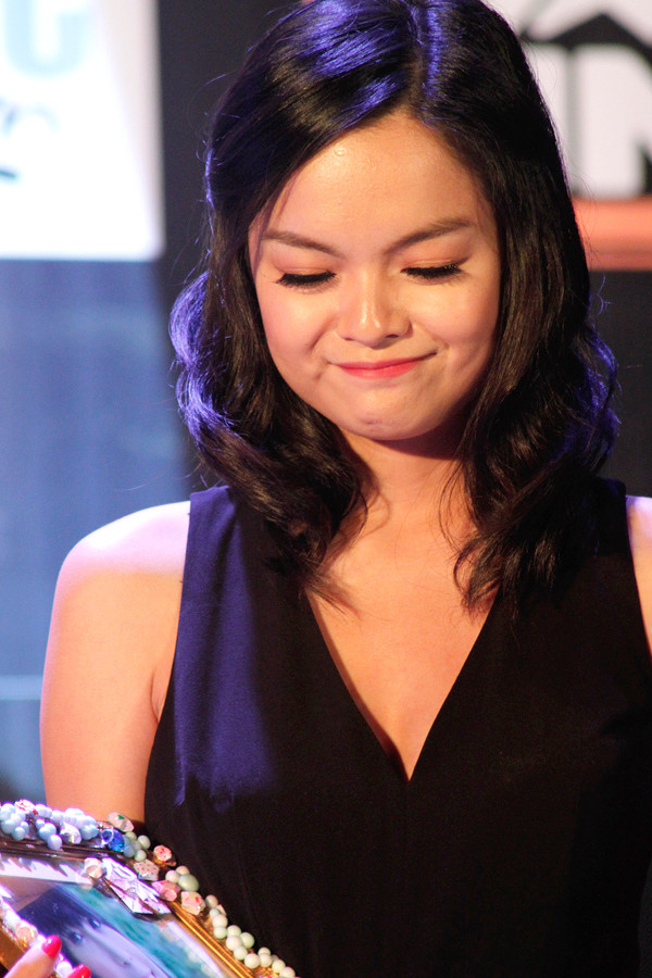 Trong buổi trao giải cuộc thi 'Tôi và thần tượng' vào tối 22/3 tại Hà Nội, rất nhiều khán giả đã xúc động trước cuộc gặp gỡ giữa ca sĩ Phạm Quỳnh Anh và cô bé Hồng Ngọc - một bệnh nhân ung thư đến từ Nghệ An. Cô bé vượt qua sự đớn đau của bệnh tật là nhờ tình thương của gia đình và những ca khúc của Phạm Quỳnh Anh. Cựu thành viên nhóm Sắc Màu cũng không ngăn nổi sự xúc động trước bức thư dài đến 4 trang giấy của fan "đặc biệt" này dành cho cô. (Theo Ngoisao)