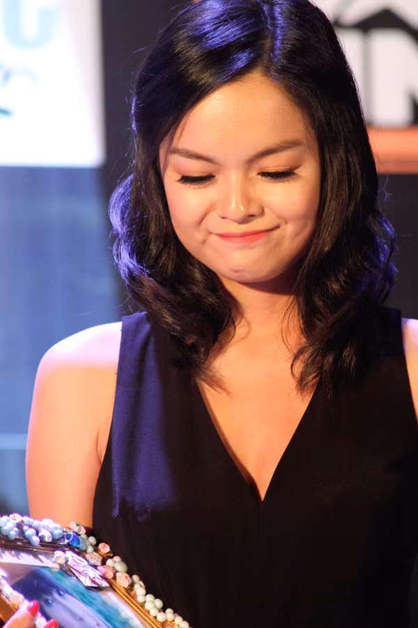 Trong buổi trao giải cuộc thi 'Tôi và thần tượng' vào tối 22/3 tại Hà Nội, rất nhiều khán giả đã xúc động trước cuộc gặp gỡ giữa ca sĩ Phạm Quỳnh Anh và cô bé Hồng Ngọc - một bệnh nhân ung thư đến từ Nghệ An. Cô bé vượt qua sự đớn đau của bệnh tật là nhờ tình thương của gia đình và những ca khúc của Phạm Quỳnh Anh. Cựu thành viên nhóm Sắc Màu cũng không ngăn nổi sự xúc động trước bức thư dài đến 4 trang giấy của fan "đặc biệt" này dành cho cô. (Theo Ngoisao)