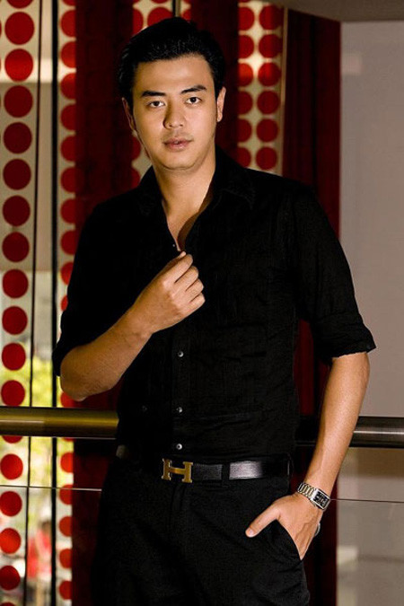 Dường như, Tuấn Tú đang muốn vươn tới làm người đàn ông “có văn hóa cao” khi quyết định tham gia “Bước nhảy Hoàn vũ”. Anh chàng này không ngần ngại cho rằng: “Tú coi một người đàn ông biết nhảy là một người có văn hóa cao. Hiện tại khi vào những sàn nhảy Việt Nam bây giờ chúng ta chỉ bắt gặp hình thức nhún nhảy tự do. Với Tú, một người đàn ông lịch lãm thì phải biết nhảy cổ điển, dancesport, đó là nét đẹp và là một văn hóa. Mình sẽ học được thêm một văn hóa nữa.”. (Theo Thời Trang trẻ) Dường như, Tuấn Tú đang muốn vươn tới làm người đàn ông “có văn hóa cao” khi quyết định tham gia “Bước nhảy Hoàn vũ”. Anh chàng này không ngần ngại cho rằng: “Tú coi một người đàn ông biết nhảy là một người có văn hóa cao. Hiện tại khi vào những sàn nhảy Việt Nam bây giờ chúng ta chỉ bắt gặp hình thức nhún nhảy tự do. Với Tú, một người đàn ông lịch lãm thì phải biết nhảy cổ điển, dancesport, đó là nét đẹp và là một văn hóa. Mình sẽ học được thêm một văn hóa nữa.”. (Theo Thời Trang trẻ)