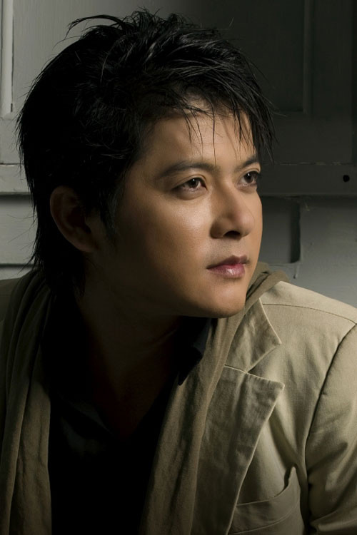 Hoàng Anh - nam diễn viên thực hiện cảnh quay “liếm ngực” của bộ phim “Hoa nắng” khẳng định: “Hoàng Anh không thấy hối tiếc với những gì mình đã làm vì trước khi làm mình đã cân nhắc, suy nghĩ thật kỹ. Hoàng Anh cũng không nghĩ mình bị quay lưng khi diễn viên đang nỗ lực để thay đổi mình trong một hình ảnh mới. Và nếu cần phải đóng những vai như thế nếu kịch bản thật sự hay và nhân văn thì Hoàng Anh cũng không ngại”. >>Nam nữ diễn viên phim Hoa nắng nói về cảnh nhạy cảm Hoàng Anh - nam diễn viên thực hiện cảnh quay “liếm ngực” của bộ phim “Hoa nắng” khẳng định: “Hoàng Anh không thấy hối tiếc với những gì mình đã làm vì trước khi làm mình đã cân nhắc, suy nghĩ thật kỹ. Hoàng Anh cũng không nghĩ mình bị quay lưng khi diễn viên đang nỗ lực để thay đổi mình trong một hình ảnh mới. Và nếu cần phải đóng những vai như thế nếu kịch bản thật sự hay và nhân văn thì Hoàng Anh cũng không ngại”. >>Nam nữ diễn viên phim Hoa nắng nói về cảnh nhạy cảm