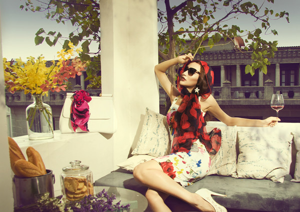 Với tóc nhuộm và kính áp tròng màu, Hoa hậu Du lịch 2008 Ngọc Diễm “lột xác”, diễn xuất ấn tượng khi hóa thân thành một thiếu nữ châu Âu. (Theo Ngoisao)