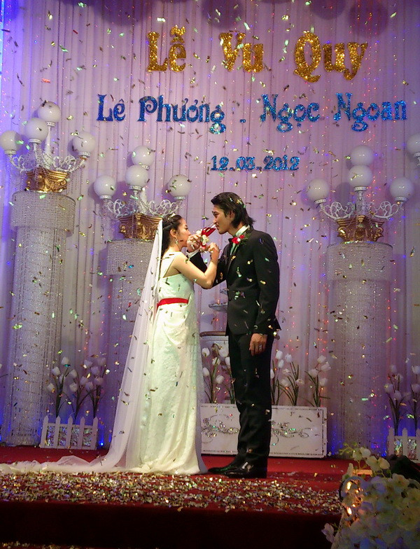 Lễ cưới của Lê Phương và Quách Ngọc Ngoan vừa diễn ra trưa nay tại nhà hàng Uyên Ương, thị xã Trà Vinh. Lễ cưới của Lê Phương và Quách Ngọc Ngoan vừa diễn ra trưa nay tại nhà hàng Uyên Ương, thị xã Trà Vinh.