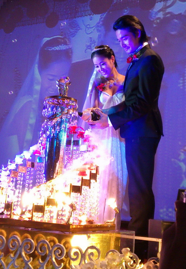 Theo lời của ca sĩ Thanh Duy Idol – bạn thân của Lê Phương và cũng là khách mời của buổi tiệc – nghi thức đám cưới được bắt đầu đúng 11h30. (Theo Ngoisao) Theo lời của ca sĩ Thanh Duy Idol – bạn thân của Lê Phương và cũng là khách mời của buổi tiệc – nghi thức đám cưới được bắt đầu đúng 11h30. (Theo Ngoisao)
