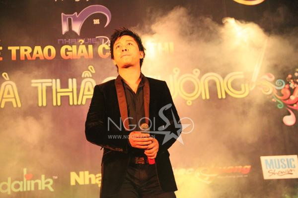 Hồng Quế phủ nhận yêu Tuấn Hưng và ngược lại, nhưng mối quan hệ giữa họ có vẻ không đơn giản. Sự không đơn này thể hiện qua việc Hồng Quế khóc òa khi nghe Tuấn Hưng hát đầy tâm trạng: "Anh khóc vì giờ đây anh đã mất em rồi. Anh khóc vì giờ đây em đã xa thật rồi. Anh nhớ lời hẹn ước ta không xa rời mà giờ đây sao chỉ anh lẻ loi...”tại chương trình "Tôi và thần tượng" tối qua 22/3 tổ chức tại Nhà văn hóa học sinh - sinh viên (Hà Nội.)