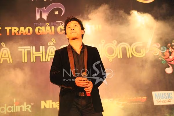 Hồng Quế phủ nhận yêu Tuấn Hưng và ngược lại, nhưng mối quan hệ giữa họ có vẻ không đơn giản. Sự không đơn này thể hiện qua việc Hồng Quế khóc òa khi nghe Tuấn Hưng hát đầy tâm trạng: "Anh khóc vì giờ đây anh đã mất em rồi. Anh khóc vì giờ đây em đã xa thật rồi. Anh nhớ lời hẹn ước ta không xa rời mà giờ đây sao chỉ anh lẻ loi...”tại chương trình "Tôi và thần tượng" tối qua 22/3 tổ chức tại Nhà văn hóa học sinh - sinh viên (Hà Nội.)