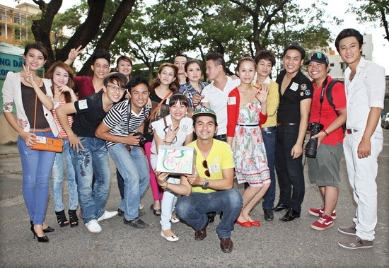 Sau gần nửa tháng diễn ra chương trình ca nhạc từ thiện “1, 2, 3 nụ cười”, các nghệ sĩ trẻ tham gia đã tổ chức chuyến công tác từ thiện đến với những bệnh nhân đang được điều trị tại bệnh viện Ung Bướu TP.HCM vào chiều qua – 15.3. Thái Hà vẫn quyết tâm thể hiện vẻ xinh đẹp và sexy của mình, dù là vào viện. (Theo Xzone)