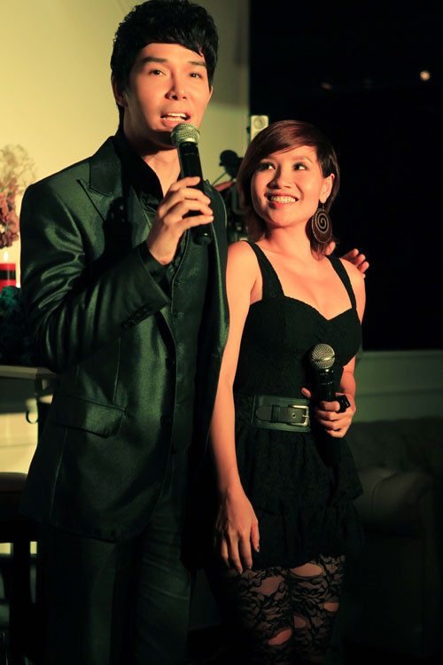 Rất ít khi cười trên sân khấu nhưng trong đêm nhạc ngày 8/3 nữ, ca sĩ xinh đẹp Mai Khôi đã cười hết cỡ trước hành động ngẫu hứng của cậu bạn thân Nathan Lee. (Theo Zing) Rất ít khi cười trên sân khấu nhưng trong đêm nhạc ngày 8/3 nữ, ca sĩ xinh đẹp Mai Khôi đã cười hết cỡ trước hành động ngẫu hứng của cậu bạn thân Nathan Lee. (Theo Zing)