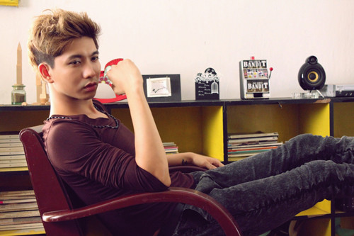 Trước thông tin Trương Quỳnh Anh đang mang bầu với minh, Tim đã chọn cách im lặng và không đưa ra bất kỳ lời bình luận hay giải thích nào. Nam ca sĩ khẳng định: “Đối với tôi, chuyện yêu đương rất riêng tư và thiêng liêng, đừng bới móc lên báo làm gì. Hãy để cho giới nghệ sĩ chúng tôi được yên”. (Theo Zing) >>Chùm ảnh Tim dẫn Quỳnh Anh đi mua đồ em bé >>Trương Quỳnh Anh lộ bụng bầu Trước thông tin Trương Quỳnh Anh đang mang bầu với minh, Tim đã chọn cách im lặng và không đưa ra bất kỳ lời bình luận hay giải thích nào. Nam ca sĩ khẳng định: “Đối với tôi, chuyện yêu đương rất riêng tư và thiêng liêng, đừng bới móc lên báo làm gì. Hãy để cho giới nghệ sĩ chúng tôi được yên”. (Theo Zing) >>Chùm ảnh Tim dẫn Quỳnh Anh đi mua đồ em bé >>Trương Quỳnh Anh lộ bụng bầu