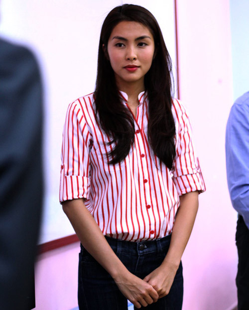 Trên trang cá nhân của stylist Quang Tuyến - người quản lý của Hà Tăng vừa xuất hiện bức ảnh người đẹp diện trang phục đơn giản là áo sơ mi và quần jeans, khoe vóc dáng thon thả, gọn gàng trong sự kiện này. >Chi tiết thông tin này