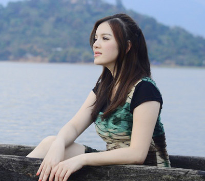 Đây là những hình ảnh Lý Nhã Kỳ chụp ở hồ Lak (Tây Nguyên), trên chiếc thuyền độc mộc. Đây là những hình ảnh Lý Nhã Kỳ chụp ở hồ Lak (Tây Nguyên), trên chiếc thuyền độc mộc.