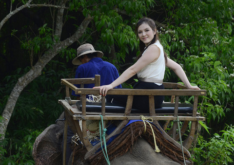 Lý Nhã Kỳ lúc đầu hơi sợ khi phải ngồi trên chú voi cao lớn của Buôn Đôn. "Tôi có cảm giác lạnh cả sống lưng ngay giây phút ngồi lên chú voi, nhưng khoảng hai phút sau thì chú voi thân thiện đã làm cho tôi cảm thấy thú vị", cô chia sẻ. Lý Nhã Kỳ lúc đầu hơi sợ khi phải ngồi trên chú voi cao lớn của Buôn Đôn. "Tôi có cảm giác lạnh cả sống lưng ngay giây phút ngồi lên chú voi, nhưng khoảng hai phút sau thì chú voi thân thiện đã làm cho tôi cảm thấy thú vị", cô chia sẻ.