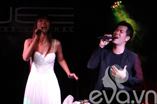 Hà Anh đã trở lại sân khấu và có những phút giây thăng hoa trong từng cung bậc âm nhạc bên cạnh 'người tình' Hồ Trung Dũng trong đêm nhạc tối qua (16/03)