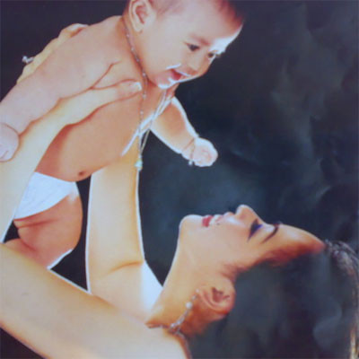 Phương Thanh vừa lần đâu khoe hình ảnh của Gà - con gái chị. Khi được hỏi bao giờ chị làm đám cưới để bé Gà cũng có một gia đình đầy đủ, Phương Thanh cười, chị không dám chắc đám cưới có phải là một sợi dây để cột chặt tình cảm lại với nhau hay không, vì hiện giờ chị thấy mình đang hạnh phúc nhất và có được người đàn ông tốt nhất. Bé Gà cũng cảm nhận hết đầy đủ những tình cảm của một gia đình. (Theo Mevabe)