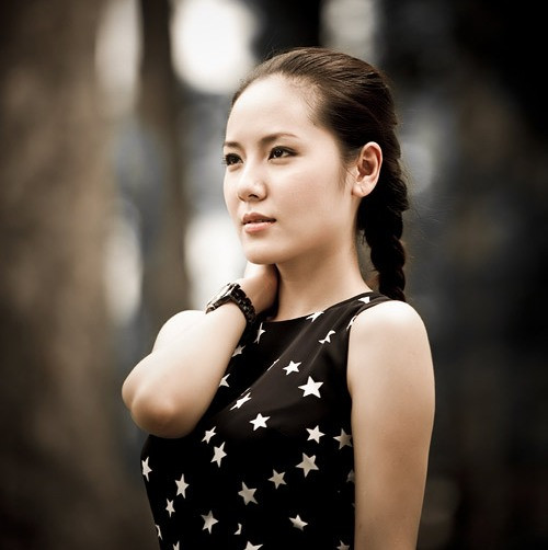 Trước tin đồn lộ clip sex, nữ ca sĩ Phương Linh tỏ ra bình thản khẳng định: “Tôi không muốn trả lời những tin đồn đại trên mạng, tôi đang có rất nhiều việc để làm nên không thể nào cứ quan tâm tới những thông tin kiểu đó". Trong thời buổi mạng xã hội tràn ngập như hiện nay, lời phát ngôn chính danh của Phương Linh cùng với phong cách sống, làm việc bấy lâu của cô rõ ràng đáng tin cậy hơn những tin đồn mà trong phút chốc có thể biến không thành có. Trước tin đồn lộ clip sex, nữ ca sĩ Phương Linh tỏ ra bình thản khẳng định: “Tôi không muốn trả lời những tin đồn đại trên mạng, tôi đang có rất nhiều việc để làm nên không thể nào cứ quan tâm tới những thông tin kiểu đó". Trong thời buổi mạng xã hội tràn ngập như hiện nay, lời phát ngôn chính danh của Phương Linh cùng với phong cách sống, làm việc bấy lâu của cô rõ ràng đáng tin cậy hơn những tin đồn mà trong phút chốc có thể biến không thành có.