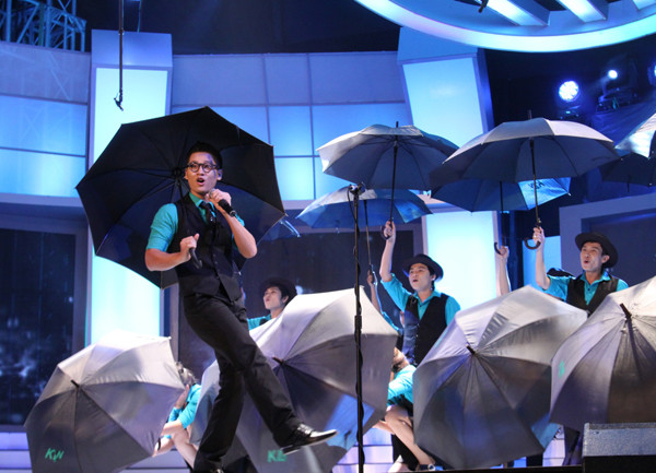 Đêm thi chính thức thứ hai, đội hợp ca đến từ Long Xuyên của ca sĩ Đức Tuấn thể hiện liên khúc sôi động Tình ca phố, Phố xa và Umbrella. Xuất hiện trên sân khấu với trang phục hai màu xanh đen và những chiếc ô che mưa, các chàng trai, cô gái miền Tây đã khuấy động sân khấu Hợp ca Tranh tài. Dưới sự chỉ đạo của Đức Tuấn, nhóm Long Xuyên thể hiện sự sáng tạo trong phần thi này. Họ đã kết hợp nhảy hiphop trên nền nhạc jazz khá ấn tượng, tạo dấu ấn riêng. (Theo Ngoisao)