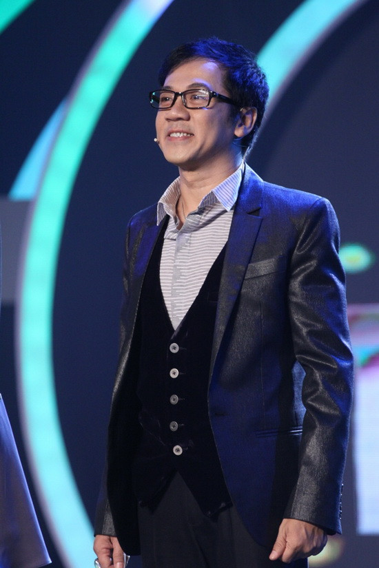 Nghệ sĩ Thành Lộc, người đang được đánh giá cao trong vai trò giám khảo Vietnam's Got Talent, đã lên tiếng phản pháo lại luồng dư luận chê Thuy Hạnh “thiếu muối”. Thành Lộc chia sẻ:“Khán giả của mình vẫn chưa quen thuộc với vị trí của Thúy Hạnh tại cuộc thi này và thường đưa ra những so sánh với vị trí giám khảo trong các cuộc thi khác. Điều đó khiến cho những nhận định về cô ấy không chính xác cho lắm". Nghệ sĩ Thành Lộc, người đang được đánh giá cao trong vai trò giám khảo Vietnam's Got Talent, đã lên tiếng phản pháo lại luồng dư luận chê Thuy Hạnh “thiếu muối”. Thành Lộc chia sẻ:“Khán giả của mình vẫn chưa quen thuộc với vị trí của Thúy Hạnh tại cuộc thi này và thường đưa ra những so sánh với vị trí giám khảo trong các cuộc thi khác. Điều đó khiến cho những nhận định về cô ấy không chính xác cho lắm".