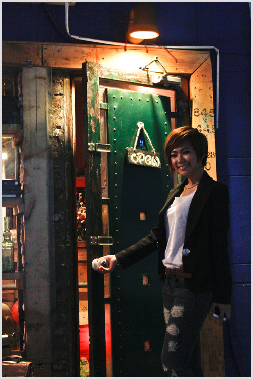 Tuy nhiên, chính việc cứ đều đều tăng view trên các website nghe nhạc, không ít người cho rằng việc bị tố cướp chồng chẳng qua chỉ là một chiêu PR cho sản phẩm mới của mình. Thực hư chuyện này chỉ có những người trong cuộc mới biết chính xác mà thôi! Tuy nhiên, chính việc cứ đều đều tăng view trên các website nghe nhạc, không ít người cho rằng việc bị tố cướp chồng chẳng qua chỉ là một chiêu PR cho sản phẩm mới của mình. Thực hư chuyện này chỉ có những người trong cuộc mới biết chính xác mà thôi!