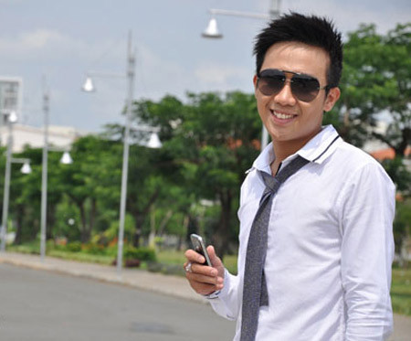 “Hòn bắc ném qua, hòn chì ném lại”, điều ngán ngẩm này một lần nữa xảy ra với cuộc “đấu khẩu” gián tiếp giữa Công Lý – và MC, diễn viên Trấn Thành. Sau khi bị Công Lý chê trên một tờ báo nội dung Trấn Thành diễn hài huyên thuyên, anh chàng đàn em cũng “độp” lại: “Để góp ý với một ai đó, đặc biệt là bạn diễn của mình trên báo chí thì theo tôi là nó không có nên. Có thể góp ý cho nhau sau hậu trường, ở bàn nhậu, trên trường quay, ở đâu cũng được nhưng không nên lên báo chí nói nhau như thế.” (Theo 24h)