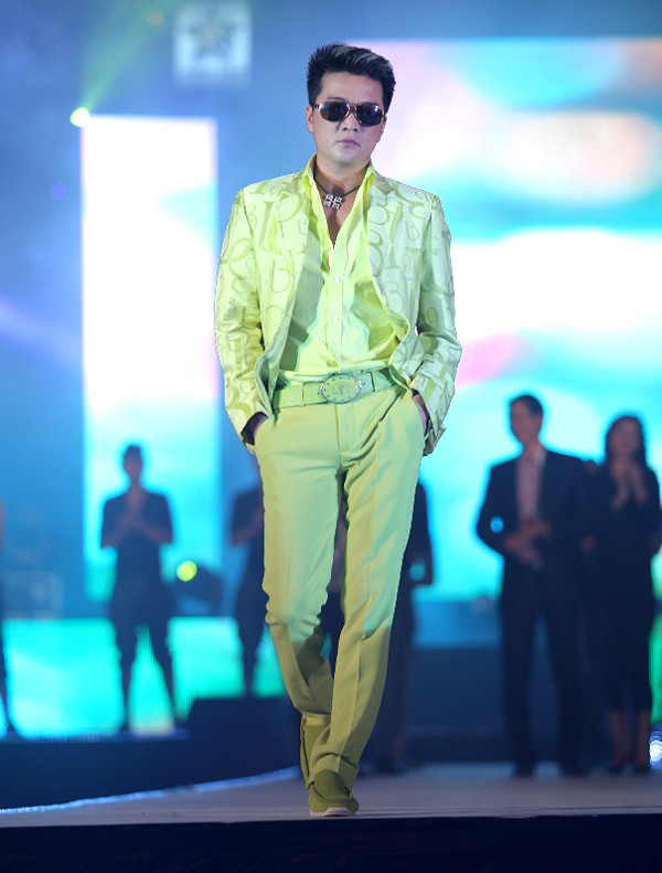 Ban tổ chức tiết lộ, mức cát-xê mà họ phải chi ra để nhận được cái gật đầu đồng ý của Hà Hồ và Mr. Đàm là một con số cực kỳ “khủng”, có giá trị ngang ngửa với một hợp đồng quảng cáo xứng tầm với tên tuổi của họ. Bù lại, Hồ Ngọc Hà phải hủy các dự án âm nhạc và một loạt chuyến lưu diễn nước ngoài trong thời điểm đó. Riêng Đàm Vĩnh Hưng, buộc phải dời liveshow lại và hủy chuyến đi Nhật. >Chi tiết thông tin Hà Hồ, Mr Đàm làm giám khảo Ban tổ chức tiết lộ, mức cát-xê mà họ phải chi ra để nhận được cái gật đầu đồng ý của Hà Hồ và Mr. Đàm là một con số cực kỳ “khủng”, có giá trị ngang ngửa với một hợp đồng quảng cáo xứng tầm với tên tuổi của họ. Bù lại, Hồ Ngọc Hà phải hủy các dự án âm nhạc và một loạt chuyến lưu diễn nước ngoài trong thời điểm đó. Riêng Đàm Vĩnh Hưng, buộc phải dời liveshow lại và hủy chuyến đi Nhật. >Chi tiết thông tin Hà Hồ, Mr Đàm làm giám khảo