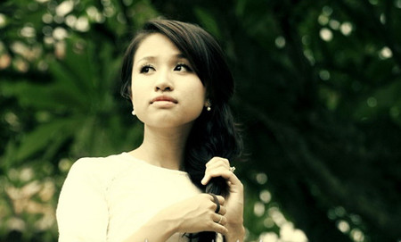 Với công chúng, việc gia đình Thanh Vân Hugo trục trặc khiến nhiều người bất ngờ. Trong khi đó, với những đồng nghiệp ở VTV3 Đài Truyền hình Việt Nam, nơi Vân Hugo cộng tác làm MC cho Đài thì câu chuyện về cuộc hôn nhân không mấy suôn sẻ của cô được truyền đến tai không ít người, mà nhân vật “đưa tin” không ai khác chính là người trong cuộc - Vân Hugo. (Theo Giadinh.net) >>Thanh Vân Hugo chưa ly dị nhưng đã ly thân? Với công chúng, việc gia đình Thanh Vân Hugo trục trặc khiến nhiều người bất ngờ. Trong khi đó, với những đồng nghiệp ở VTV3 Đài Truyền hình Việt Nam, nơi Vân Hugo cộng tác làm MC cho Đài thì câu chuyện về cuộc hôn nhân không mấy suôn sẻ của cô được truyền đến tai không ít người, mà nhân vật “đưa tin” không ai khác chính là người trong cuộc - Vân Hugo. (Theo Giadinh.net) >>Thanh Vân Hugo chưa ly dị nhưng đã ly thân?