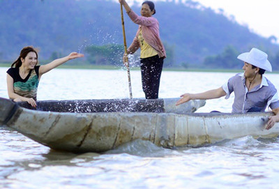 Lý Nhã Kỳ và cậu con trai của "nữ hoàng kim cương" Hong Kong đã có những hình ảnh vô cùng thân thiết và vui vẻ... (Theo Dân Việt) Lý Nhã Kỳ và cậu con trai của "nữ hoàng kim cương" Hong Kong đã có những hình ảnh vô cùng thân thiết và vui vẻ... (Theo Dân Việt)