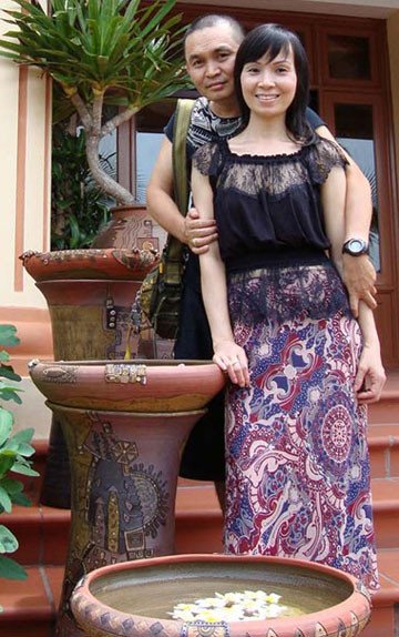 "Vợ chồng tôi cưới nhau hai mươi năm rồi. Cũng có lúc muốn bà ấy chán mình, đuổi đi để mình được... lấy vợ khác trẻ hơn nhưng có bao giờ bà ấy đuổi đâu? Vẫn cơm lành canh ngọt lắm” – danh hài Xuân Hinh tưng tửng khiến người đối diện không khỏi... giật mình. (Theo Kiến thức) "Vợ chồng tôi cưới nhau hai mươi năm rồi. Cũng có lúc muốn bà ấy chán mình, đuổi đi để mình được... lấy vợ khác trẻ hơn nhưng có bao giờ bà ấy đuổi đâu? Vẫn cơm lành canh ngọt lắm” – danh hài Xuân Hinh tưng tửng khiến người đối diện không khỏi... giật mình. (Theo Kiến thức)