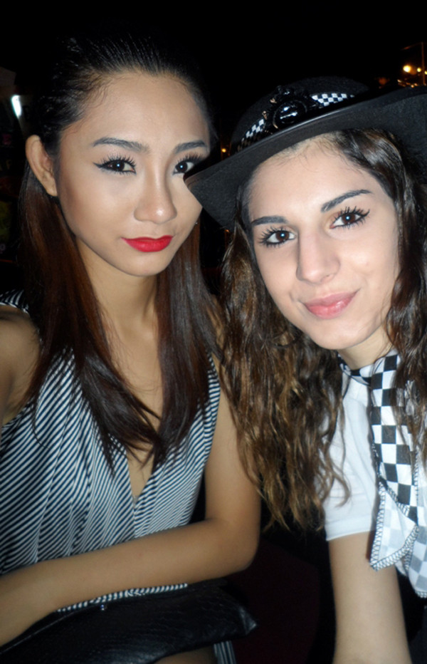 Trong khuôn khổ cuộc thi Top Model Worldwide, Trà My (trái) đã có cuộc gặp gỡ các người mẫu đến từ nhiều nước trên thế giới tại bữa tiệc hóa trang chào mừng thí sinh ở London, Anh. Tuy nhiên, chiếc mỹ thon gọn bất ngờ của Trà My làm đấy lên “nghi án” cô nàng đã nhờ tới dao kéo. (Theo Eva) Trong khuôn khổ cuộc thi Top Model Worldwide, Trà My (trái) đã có cuộc gặp gỡ các người mẫu đến từ nhiều nước trên thế giới tại bữa tiệc hóa trang chào mừng thí sinh ở London, Anh. Tuy nhiên, chiếc mỹ thon gọn bất ngờ của Trà My làm đấy lên “nghi án” cô nàng đã nhờ tới dao kéo. (Theo Eva)