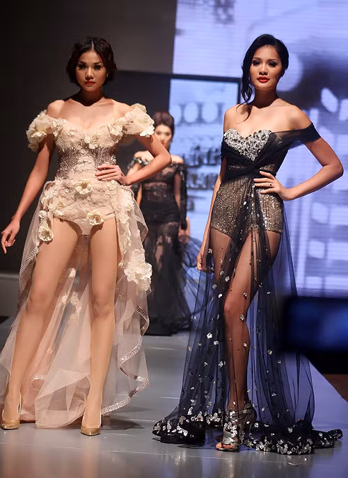 Tuy nhiên, nhiều khán giả theo dõi chương trình đều chung nhận xét, nếu không nhờ mẫu trang phục gợi cảm độc đáo, sẽ ít người biết đến vị trí vedette của Thanh Hằng trong đêm diễn. Đứng cạnh Thanh Hằng, hoa hậu Hương Giang không hề kém cạnh. Thậm chí, cô có phần nổi bật bởi vẻ xinh đẹp rạng ngời.