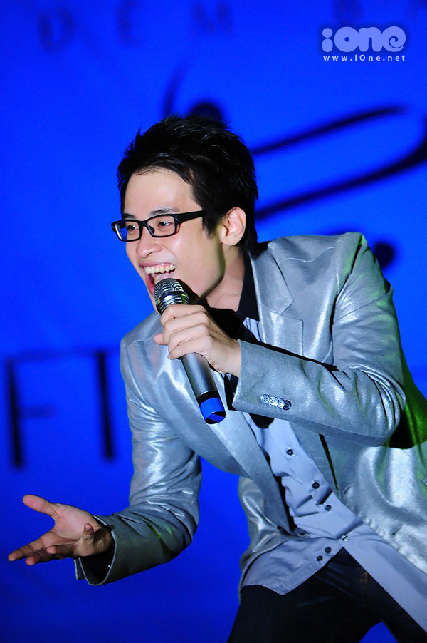 Sân khấu trường Ngoại Thương thật sự nóng đến 1000 độ theo từng bài hát của Hà Anh Tuấn. Nam ca sĩ bật mí đây là lần thứ 3 anh về trường hát, và "cứ mỗi lần Ngoại thương mời là anh không thể từ chối được vì các bạn sinh viên trường mình đáng yêu quá".(Theo Ione)