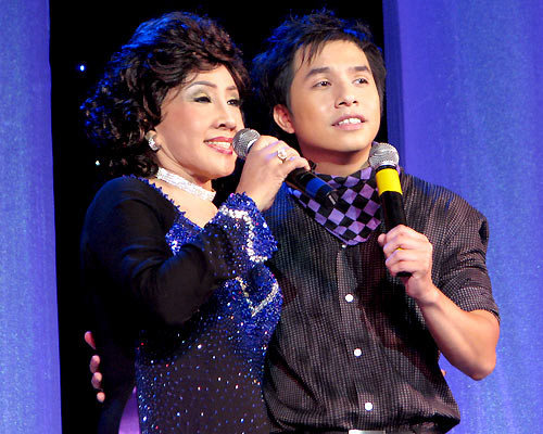 Nghệ sĩ Lệ Thủy được con trai Dương Đình Trí tổ chức đêm nhạc đánh dấu hơn nửa thế kỷ gắn bó với sân khấu cải lương. Liveshow mang tên Bước chân Hai thế hệ của nghệ sĩ Lệ Thủy được chia làm 2 phần. (Theo Ngoisao) Nghệ sĩ Lệ Thủy được con trai Dương Đình Trí tổ chức đêm nhạc đánh dấu hơn nửa thế kỷ gắn bó với sân khấu cải lương. Liveshow mang tên Bước chân Hai thế hệ của nghệ sĩ Lệ Thủy được chia làm 2 phần. (Theo Ngoisao)