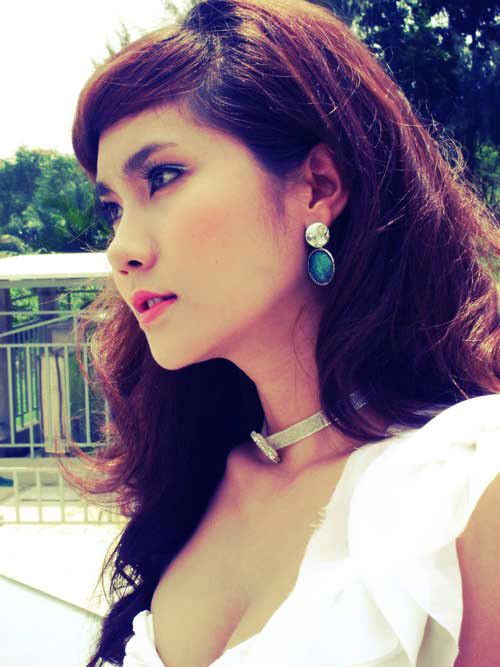 Nữ diễn viên Trịnh Phương Đài - đảm nhận vai Linh có cảnh "liếm ngực" trong phim Hoa nắng cho biết: “Vì vai diễn này phản ánh lối sống ăn chơi sa đọa của giới trẻ nên chúng tôi phải thực hiện cảnh quay này, như một lát cắt nhỏ trong lối sống đó. Khán giả phản đối có thể vì họ chưa từng thấy cảnh này ở ngoài đời thực, nhưng thực tế rất nhiều trẻ bây giờ thích xem phim cấp 3, chụp hình nude tung lên mạng, quay lại cảnh hôn nhau, hay thậm chí làm tình ngay trong lớp học… Chính vì vậy, cảnh phim này theo tôi không quá đà so với thực tế cuộc sống”. (Theo 24h) >>Nam nữ diễn viên phim Hoa nắng nói về cảnh nhạy cảm Nữ diễn viên Trịnh Phương Đài - đảm nhận vai Linh có cảnh "liếm ngực" trong phim Hoa nắng cho biết: “Vì vai diễn này phản ánh lối sống ăn chơi sa đọa của giới trẻ nên chúng tôi phải thực hiện cảnh quay này, như một lát cắt nhỏ trong lối sống đó. Khán giả phản đối có thể vì họ chưa từng thấy cảnh này ở ngoài đời thực, nhưng thực tế rất nhiều trẻ bây giờ thích xem phim cấp 3, chụp hình nude tung lên mạng, quay lại cảnh hôn nhau, hay thậm chí làm tình ngay trong lớp học… Chính vì vậy, cảnh phim này theo tôi không quá đà so với thực tế cuộc sống”. (Theo 24h) >>Nam nữ diễn viên phim Hoa nắng nói về cảnh nhạy cảm