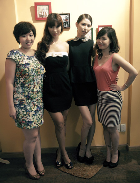 Xuất hiện với vai trò khách mời của một chương trình trò chuyện về thời trang tại TP.HCM, “Kate Moss Việt Nam” Thùy Dương và siêu mẫu Hà Anh đã thu hút sự chú ý của khán giả với những bộ trang phục cá tính và tinh tế. (Theo Zing)