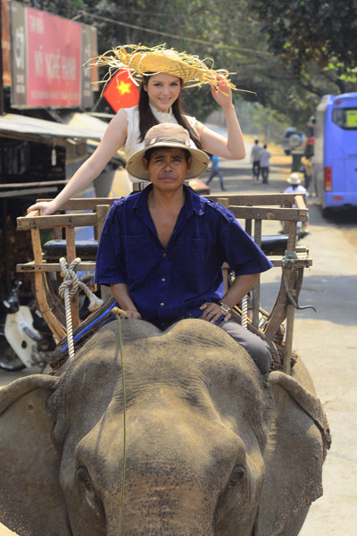 Bộ ảnh ghi lại hình ảnh Đại sứ du lịch Việt Nam Lý Nhã Kỳ ngồi trên chú voi hơn 10 tuổi, khám phá vẻ đẹp thiên nhiên hùng vĩ của thiên nhiên vùng cao. Bộ ảnh được người đẹp giới thiệu để quảng bá du lịch của Tây Nguyên đến với mọi người trong vá ngoài nước. (Theo vnexpress) Bộ ảnh ghi lại hình ảnh Đại sứ du lịch Việt Nam Lý Nhã Kỳ ngồi trên chú voi hơn 10 tuổi, khám phá vẻ đẹp thiên nhiên hùng vĩ của thiên nhiên vùng cao. Bộ ảnh được người đẹp giới thiệu để quảng bá du lịch của Tây Nguyên đến với mọi người trong vá ngoài nước. (Theo vnexpress)