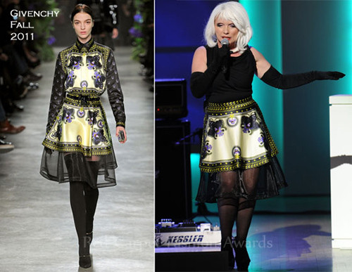 Những điểmkhông giống nhau còn nằm ở phần chân váy, tay áo, cổ áo. Những điểmkhông giống nhau còn nằm ở phần chân váy, tay áo, cổ áo.