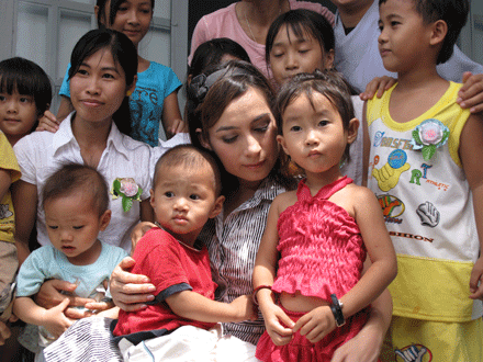 Có rất nhiều con nuôi, nhưng Phi Nhung vẫn chưa có đứa con của riêng mình. “Chưa thấy ai để có thể xứng đáng làm cha của con mình (cười giòn). Đùa vậy chứ Phi Nhung không nghĩ tới, cũng tùy thôi, có duyên thì có, không thì thôi vậy. Những đứa con hiện nay cũng đã chiếm hết thời gian của Phi Nhung rồi. Con ruột ư, thôi để kiếp sau vậy” – Nữ ca sĩ thổ lộ. Có rất nhiều con nuôi, nhưng Phi Nhung vẫn chưa có đứa con của riêng mình. “Chưa thấy ai để có thể xứng đáng làm cha của con mình (cười giòn). Đùa vậy chứ Phi Nhung không nghĩ tới, cũng tùy thôi, có duyên thì có, không thì thôi vậy. Những đứa con hiện nay cũng đã chiếm hết thời gian của Phi Nhung rồi. Con ruột ư, thôi để kiếp sau vậy” – Nữ ca sĩ thổ lộ.